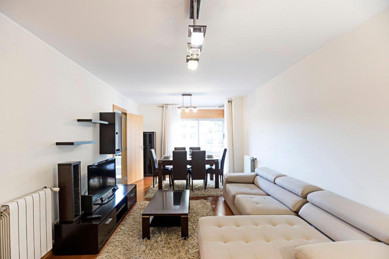 2Br Flat By Metro W/ Free Parking By Lovelystay فيلا نوفا دي غايا المظهر الخارجي الصورة